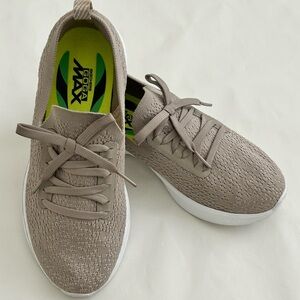 Women’s Skechers Goga Max Slip On  Shoes Tan Size 5 EUC